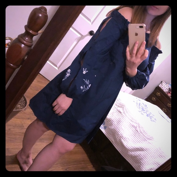 Cold-Shoulder Embroidered-Sleeve Dress - Picture 4 of 8